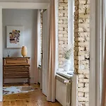 Next To Cathedral Square, Stylish 2bd Gem, Skapo St *