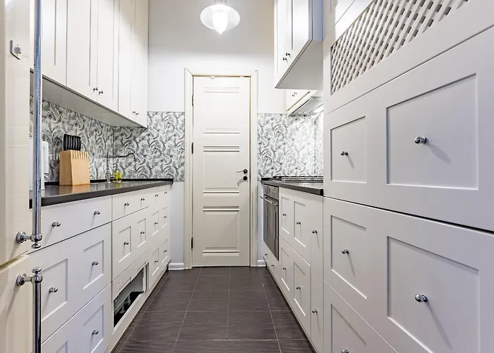 Next To Cathedral Square, Stylish 2bd Gem, Skapo St *